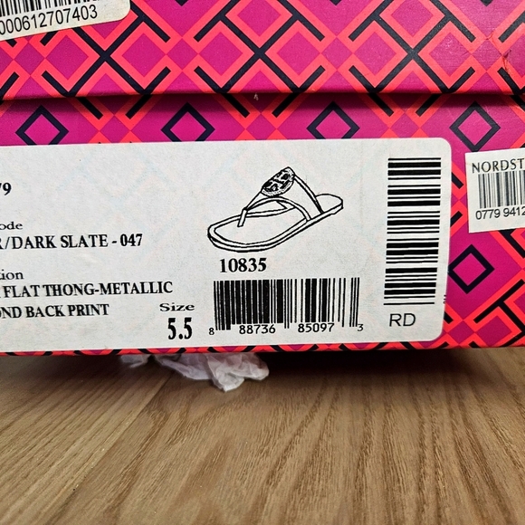 Tory Burch Louisa Flat Thong Metalic Diamond Back Print Leather 5.5. Like new. - Picture 8 of 8